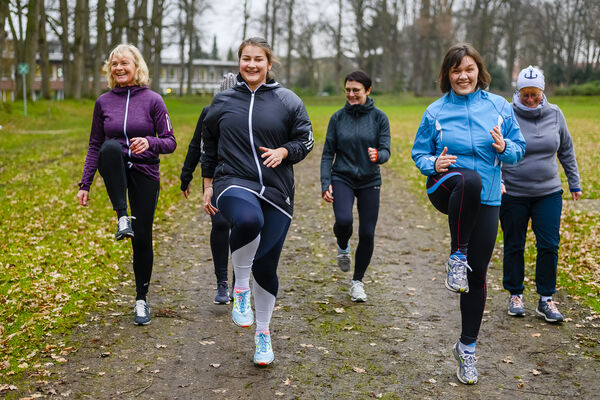 Betriebliches Gesundheitsmanagement (BGM) bei der Werbeagentur Holl. Links im Bild: Physiotherapeutin Sabine Fastabend.